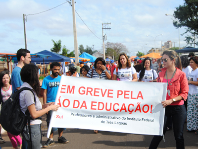 Professores realizam manifestação na feira livre -