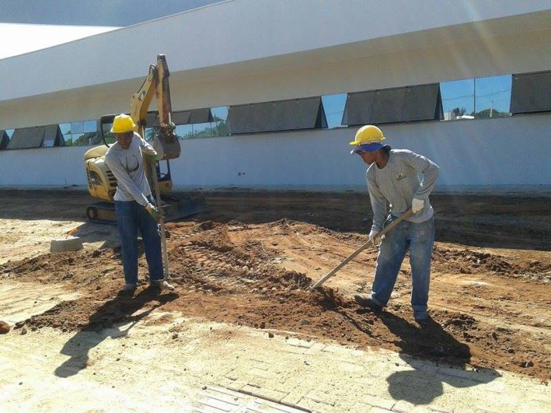 Parte dos estrangeiros busca oportunidade de trabalho na construção civil; dólar mais caro impede retorno ao país de origem - Claudio Pereira/JP