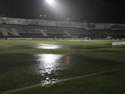 Gramado do Moisés Lucarelli ficou alagado após a chuva que caiu em Campinas -