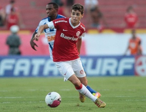Enquanto não define o seu futuro, o meia-atacante Oscar segue sem poder atuar pelo Internacional - Enquanto não define o seu futuro, o meia-atacante Oscar segue sem poder atuar pelo Internacional -