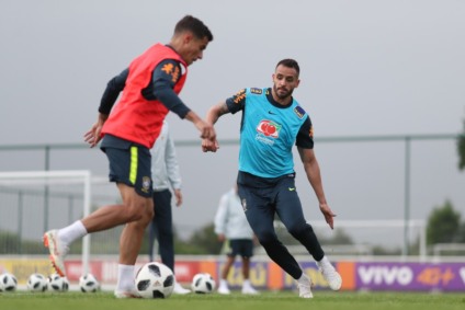 Renato Augusto, à direita, em jogada com Philippe Coutinho, no treino que sentiu dores no joelho esquerdo no dia 30 de maio - Foto: Lucas Figueiredo/CBF