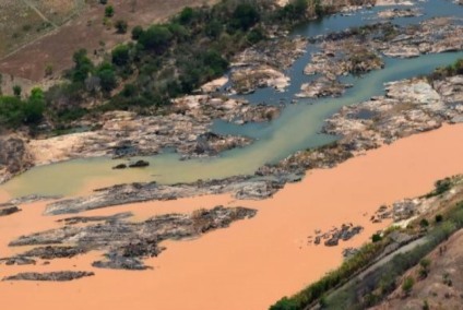 Onda de lama, procedente do rompimento de barragens em Mariana (MG), invade o Rio Doce - Fred Loureiro/Secom-ES