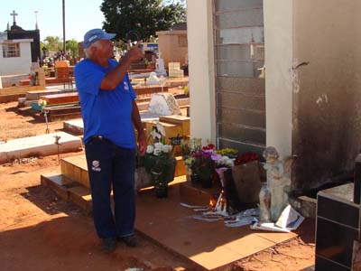 Pedro Ferrz mostra a capela mais visitada no Cemitério Municipal -