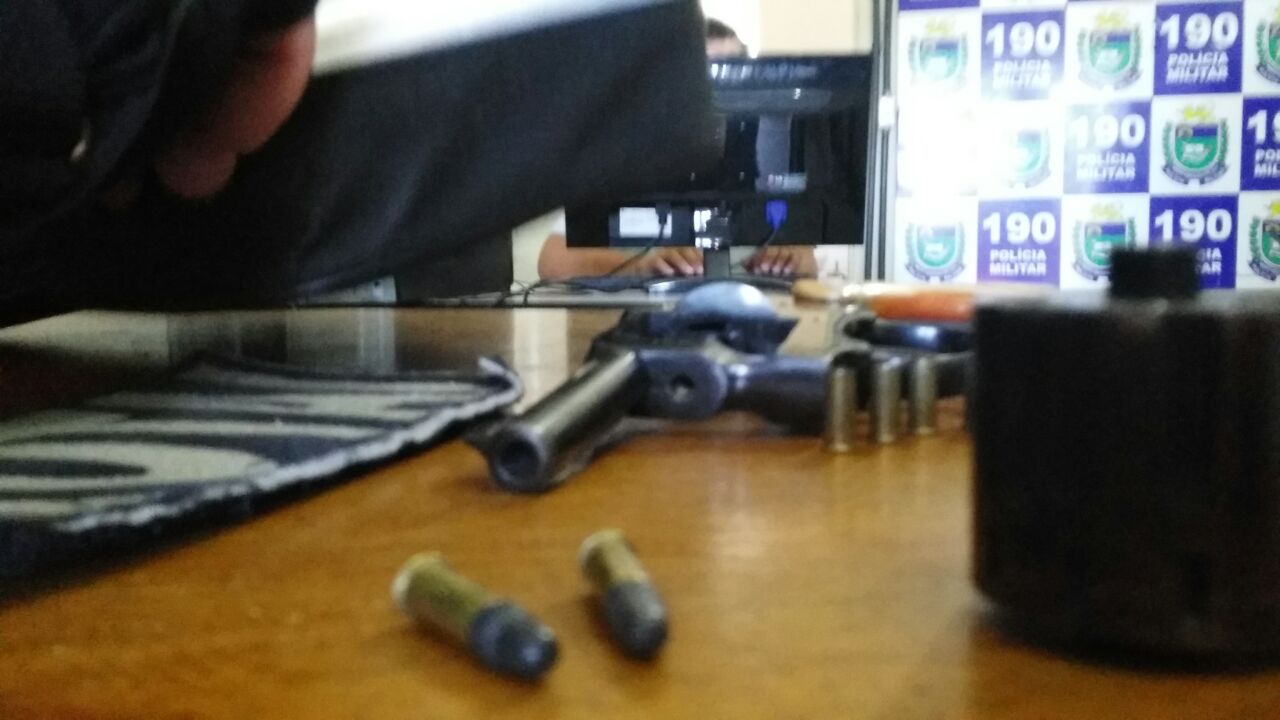 Arma encontrada nos fundos de um bar pode ter sido usada no crime - Celso Daniel/JP