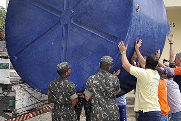 Reservatórios de 10 mil litros de água são usados para abastecer carros-pipas. Os homens do Exército auxiliam na distribuição de água em Colatina - Governo de MG Reservatórios de 10 mil litros de água são usados para abastecer carros-pipas. Os homens do Exército auxiliam na distribuição de água em Colatina - Governo de MG
