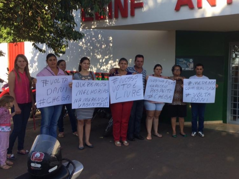 Os pais pediam melhora na qualidade da comida e também prostestavam contra a exoneração de Daniella Souza - Talita Matsushita/JP