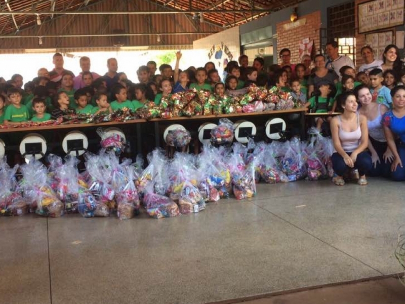 Os alunos têm uma tarde de lazer, e também ganham cestas de Natal - Divulgação