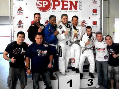 Atletas da Equipe Boi comemoram com as medalhas no pódio em Barueri -