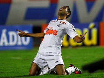 Alan Kardec marcou no final, e o Santos conseguiu, enfim, deixar a zona de rebaixamento - Alan Kardec marcou no final, e o Santos conseguiu, enfim, deixar a zona de rebaixamento -