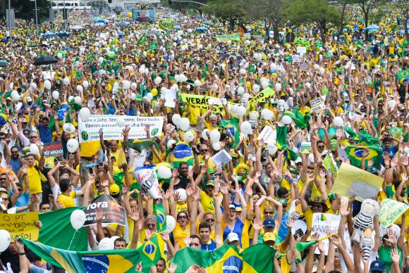 Cerca de 100 mil pessoas protestaram contra o governo, hoje, em Brasília - Wilson Dias/Agência Brasi