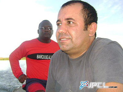 Uiramar em momentos de lazer no Rio Paraná, uma semana antes do atentado -