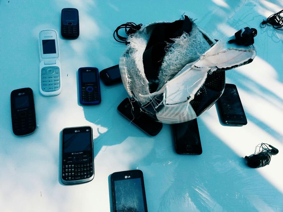 Bola recheada com celulares seria atirada no pátio do presídio - Divulgação/PM