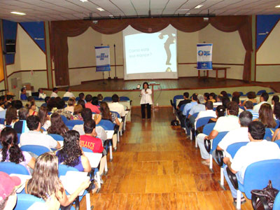 Varejistas atentos à palestra da economista Luciana Franco -