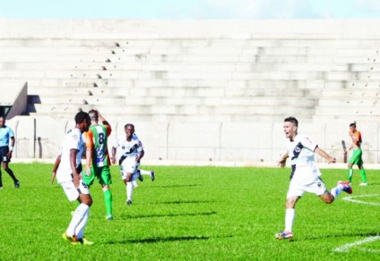 Atacante Almir corre para comemorar o gol do Carcará da Fronteira -