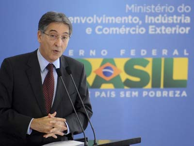 O ministro do Desenvolvimento, Indústria e Comércio Exterior, Fernando Pimentel, fala na cerimônia de lançamento da nova política industrial do país -
