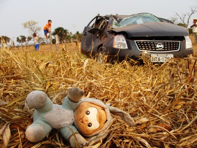 Próximo do veículo destruído no acidente, um boneco que saiu ileso -