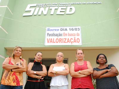 Profissionais da educação reivindicam melhores salário -