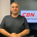 Gilvano Bronzoni no estúdio da rádio CBN Campo Grande