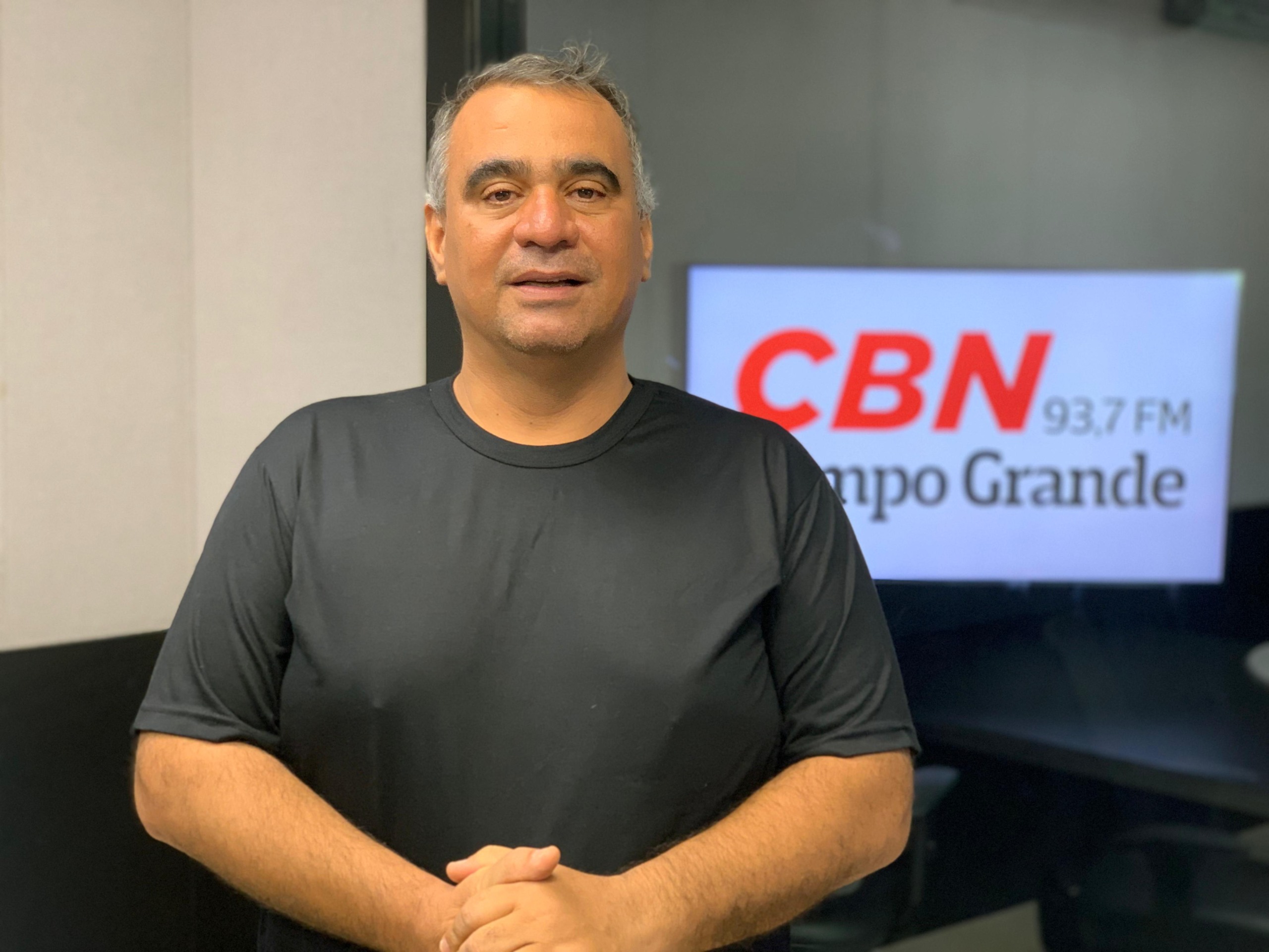 Gilvano Bronzoni no estúdio da rádio CBN Campo Grande