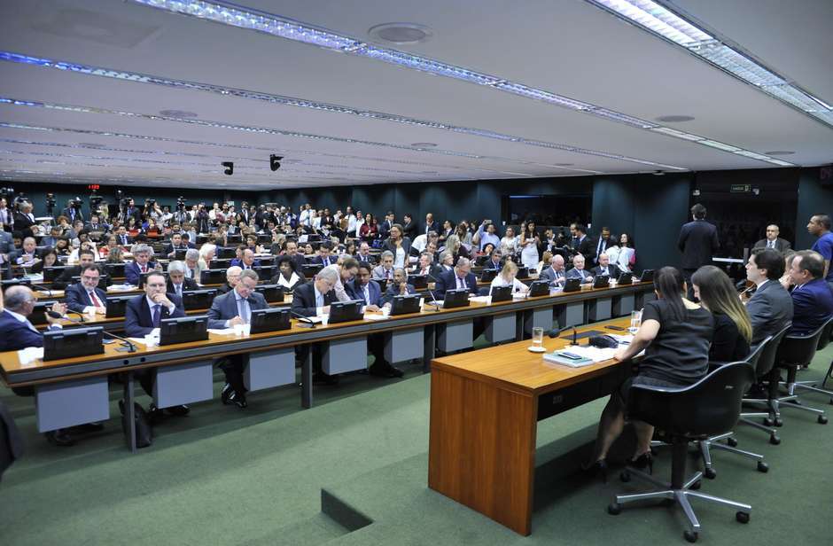 Reunião de apreciação do relatório começou por volta de 11h30 e durou mais de 6 horas, com embate entre parlamentares da base aliada do presidente Michel Temer e da oposição - Alex Ferreira/Câmara dos Deputados