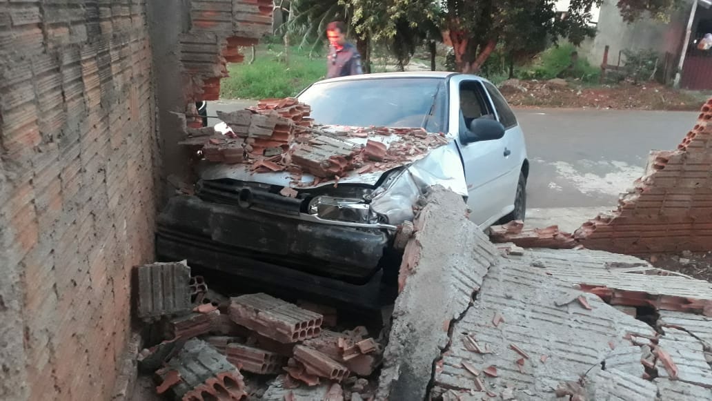 À Polícia, o motorista contou que seguia pela rua quando perdeu a direção do veículo - Divulgação/PMMS