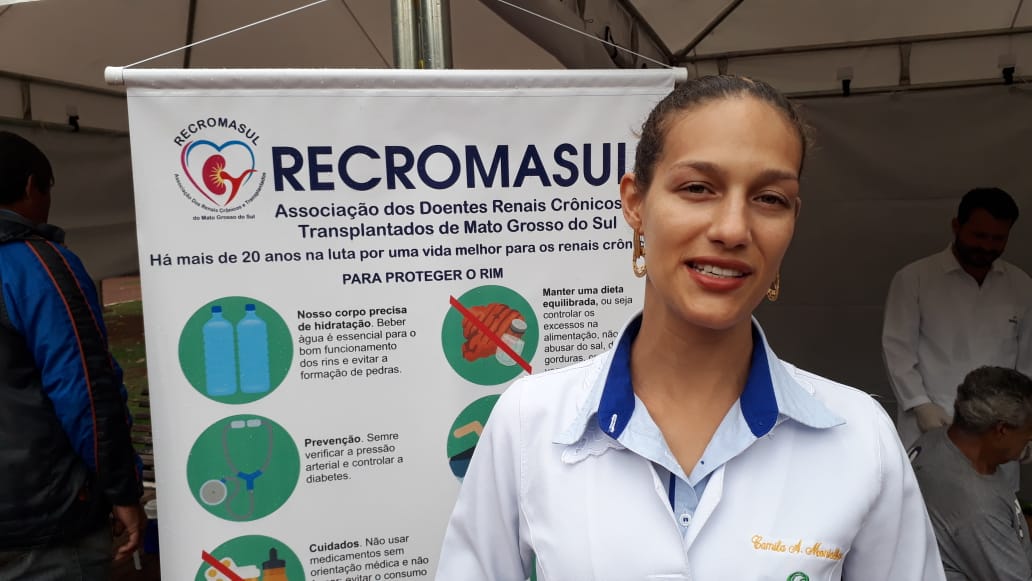 A farmacêutica, Camila Amato, explicou que os renais crônicos têm uma expectativa de vida curta e que o transplante de órgãos é muito importante para essas pessoas. - Foto: CBN Campo Grande