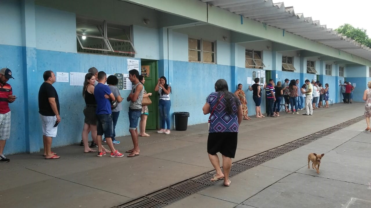 Eleitores da escola Wladislau Garcia Gomes esperam na fila para votar - Talita Matsushita/JPNews