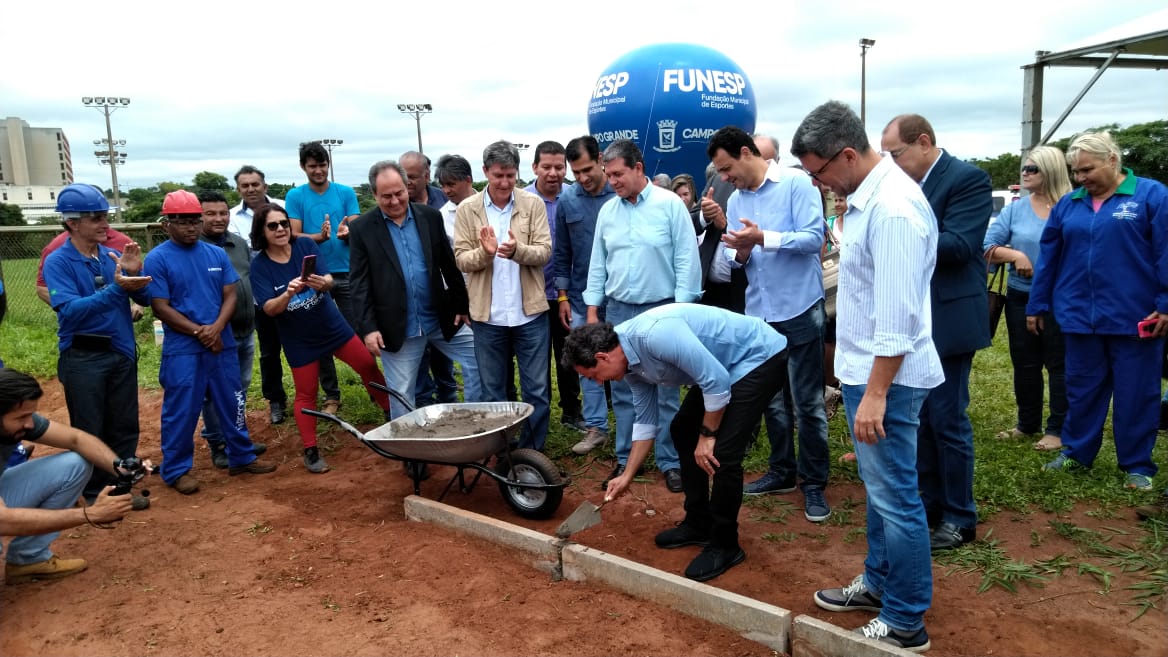 Marquinhos Trad deu reinício a obra, nesta semana, acompanhado de secretários e vereadores - Kleber Clajus