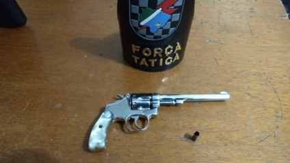 A arma estava envolvida num coldre de couro e continha apenas uma munição no cilindro - Divulgação/PMMS A arma estava envolvida num coldre de couro e continha apenas uma munição no cilindro - Divulgação/PMMS