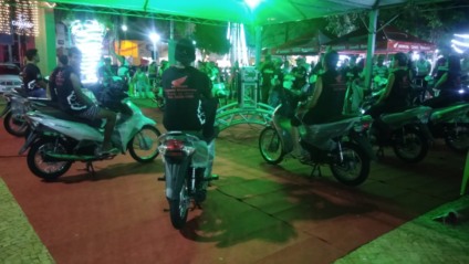 Os participantes disputam uma Honda Biz zero quilômetro não podem descer da motocicleta - Lucas dos Anjos/JPNEWS
