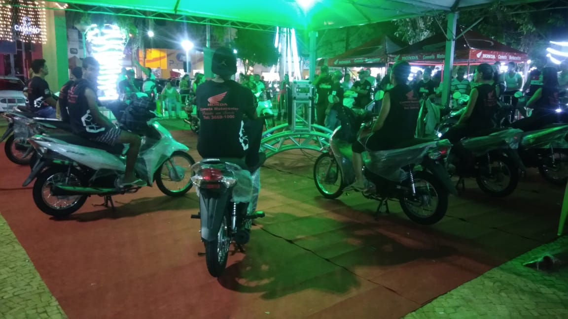 Os participantes disputam uma Honda Biz zero quilômetro não podem descer da motocicleta - Lucas dos Anjos/JPNEWS