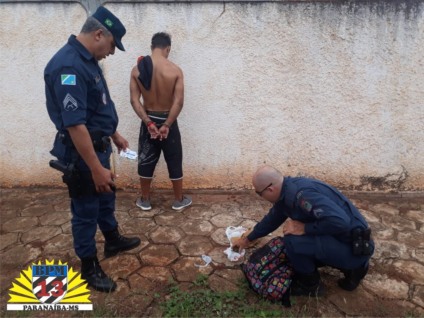 Na mochila havia cerca de 80 gramas de maconha - Divulgação/PMMS