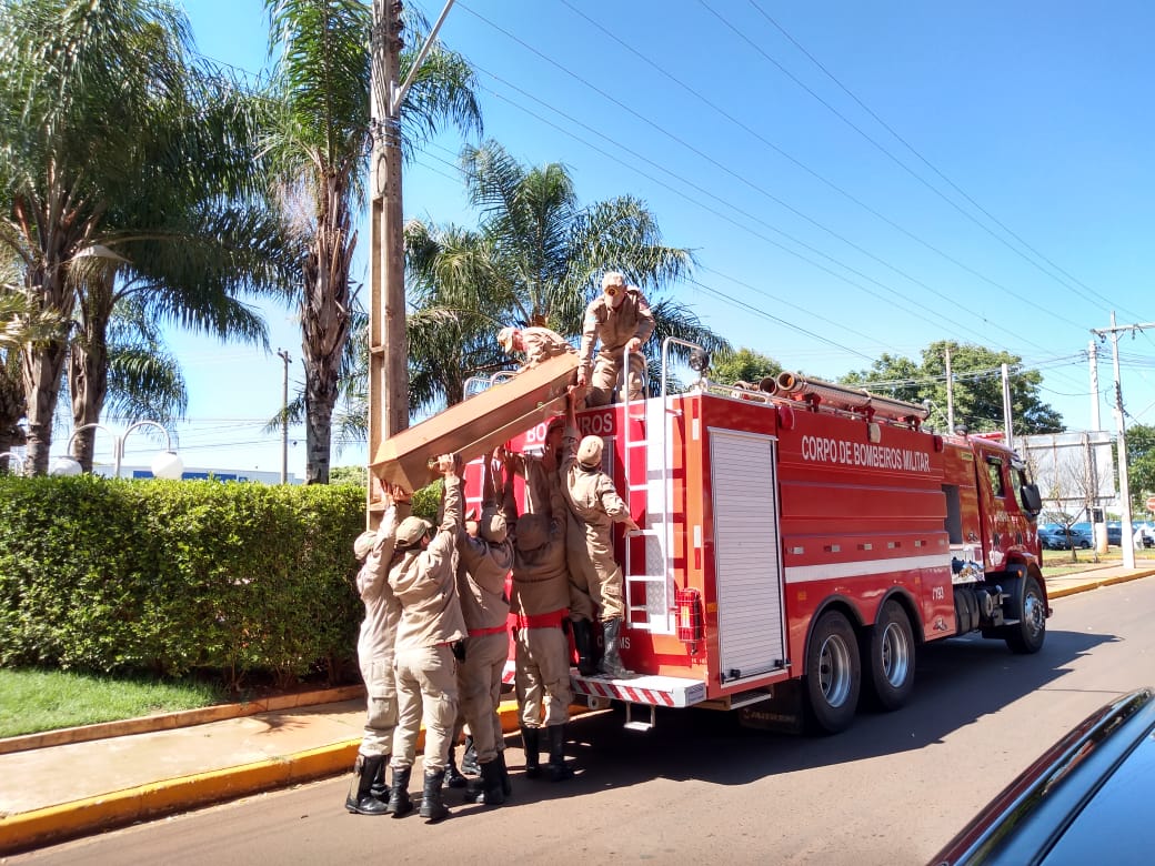 Momento em que corpo de bombeiro é transportado simbolicamente até o cemitério municipal - Imagem cedida