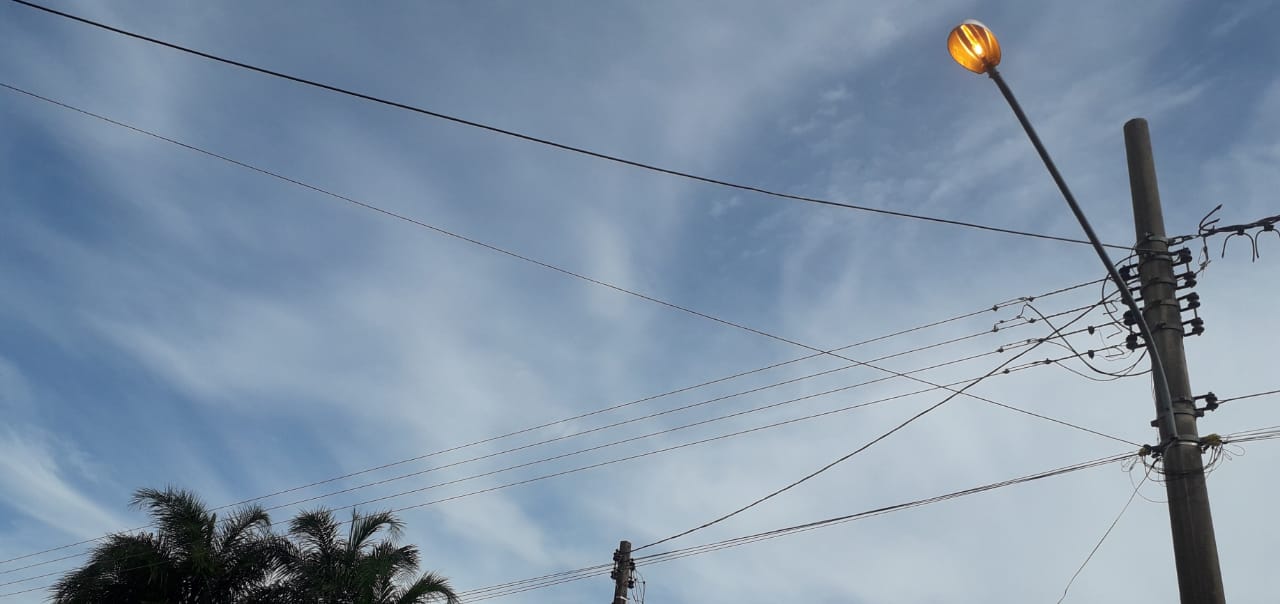 Na rua Franklin Augusto Sales num mesmo quarteirão há dois postes com lâmpadas acesas o dia todo - Talita Matsushita/JPNEWS