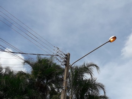 Não é difícil encontrar pela cidade ruas em que os postes têm lâmpadas acesas durante o dia - Talita Matsushita/JPNEWS