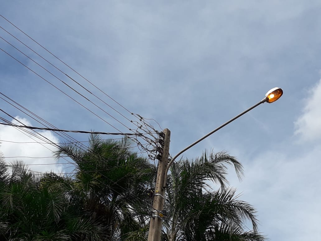 Não é difícil encontrar pela cidade ruas em que os postes têm lâmpadas acesas durante o dia - Talita Matsushita/JPNEWS
