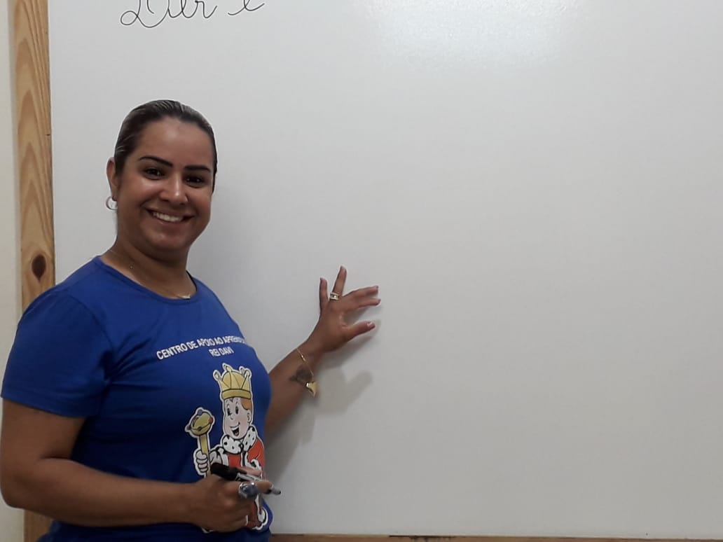 Simony Queiroz da Silva, pedagoga e que desenvolve um trabalho de acompanhamento de alunos autistas - Talita Matsushita/JPNEWS