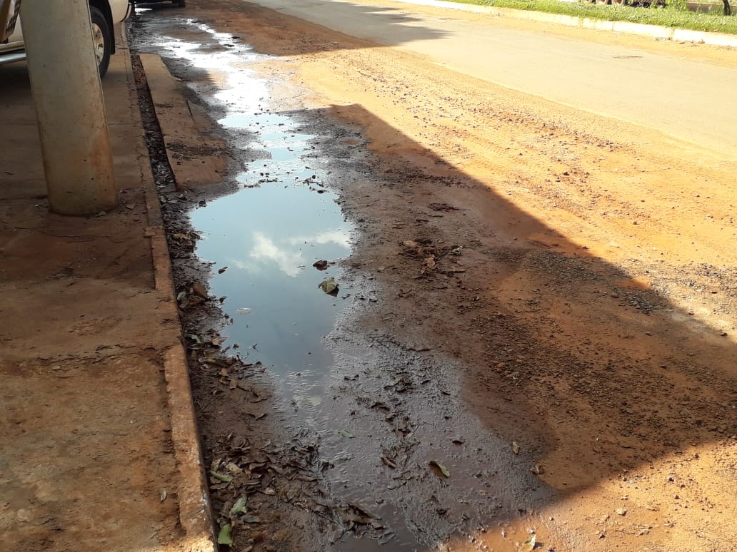 Os vizinhos reclamam de mau cheiro, além da sujeira que escorre junto da água - Talita Matsushita/JPNEWS Os vizinhos reclamam de mau cheiro, além da sujeira que escorre junto da água - Talita Matsushita/JPNEWS