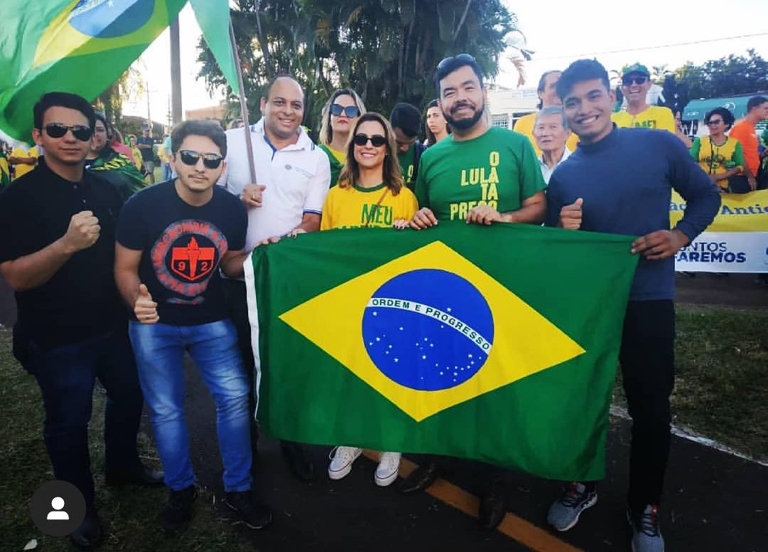 A senadora pousou para fotos com manifestantes - Foto: Instagran da senadora