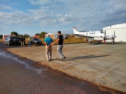 Edmur é levado para carro da polícia especializada, em Paranaíba - Imagem cedida