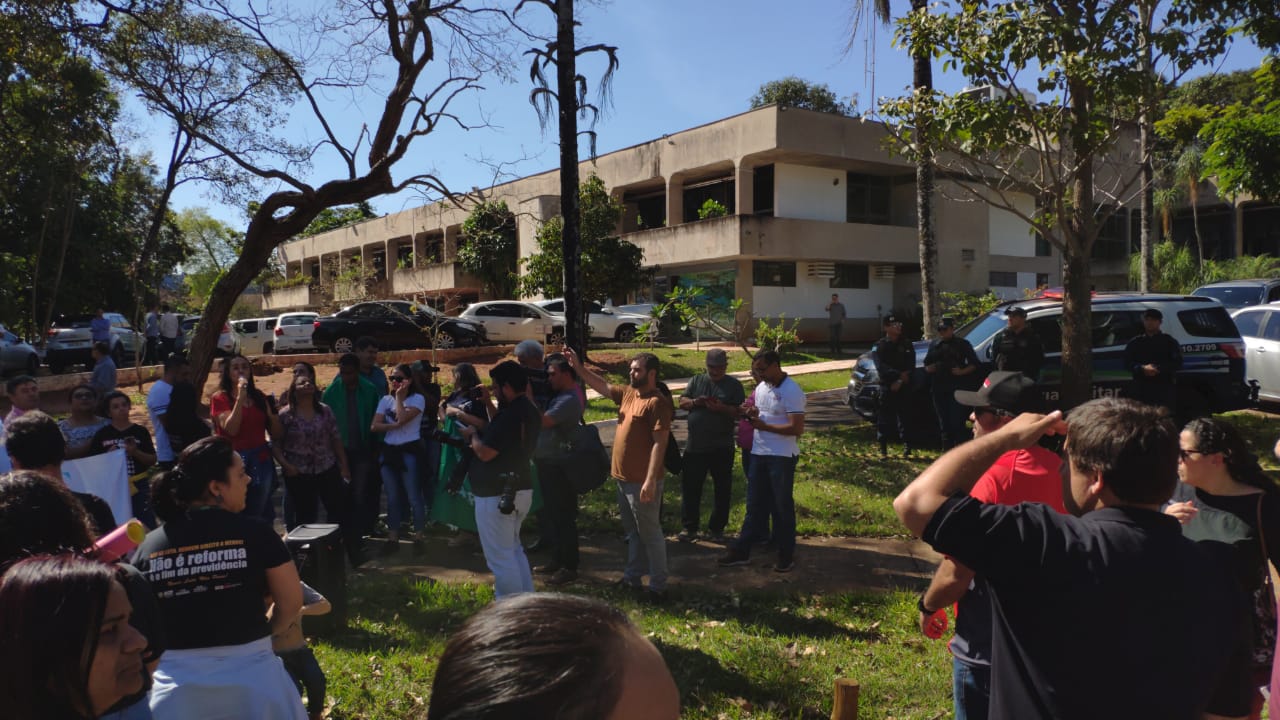 Depois da derrota grupo fez protesto em frente a governadoria e já fala em greve no retorno das aulas - Gabi Couto/CBN