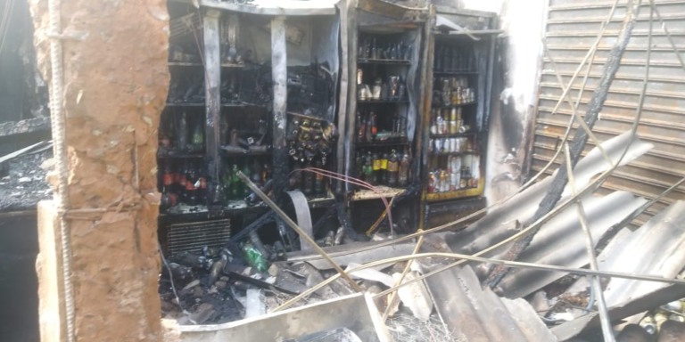O incêndio começou por volta das 4:30 da manhã de terça-feira (15), o prejuízo pode ultrapassar os R$70 mil, o fogo destruiu tudo.
