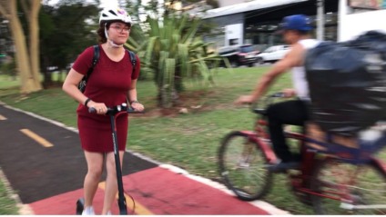 A fucionária pública Karina com seu patinete elétrico, segundo ela foi a melhor aquisição. - Luciene Arakaki/CBN