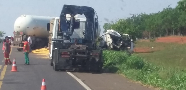 Colisão entre duas carretas na BR-158 - Foto: Redes sociais