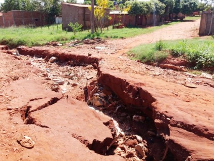 Moradores reclamam de dificuldades de tráfego de veículos, sujeira e mau cheiro em buracos - alex santos/jp
