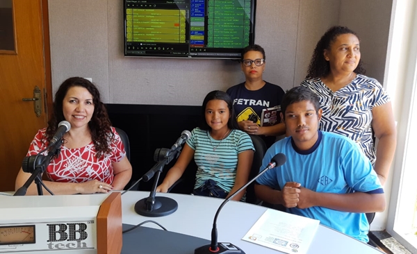 Adelair Martins, alunos vencedores e professoras - Gabrielly Almeida/JP News