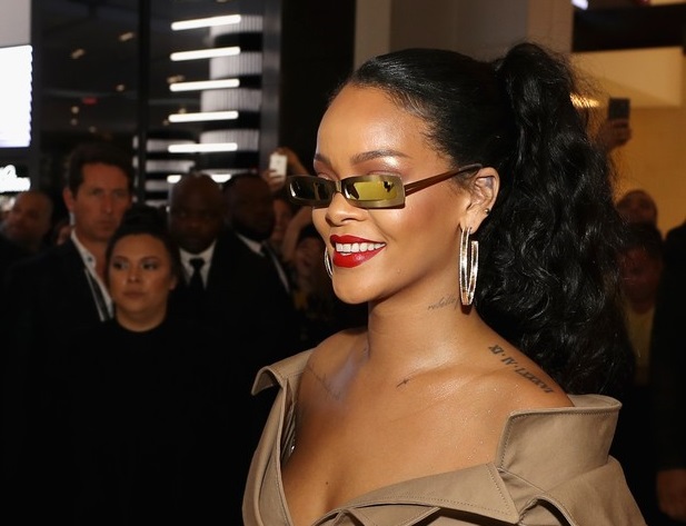 Rihanna quebrou a regra da mistura de metais nos acessórios e arrasou - Divulgação/Getty