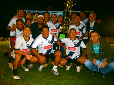 Jogadores do Entre Amigos comemoram com a taça -