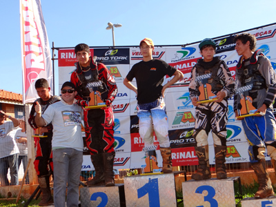 Caio recebe de Toniel Carlos o troféu de vice-campeão da 150cc -