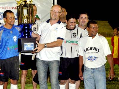 Veloso (dir.) disse que a liga poderia impor a data, mas prefere ouvir os clubes -